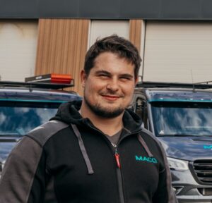 WhatsApp met Bart van MACO Bedrijfshal Renovatie
